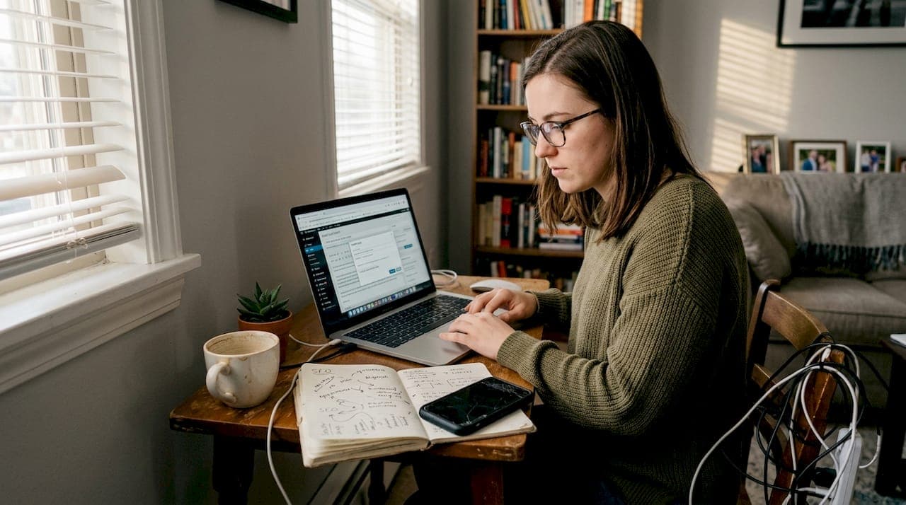 SEO specialist creating internal links in article
