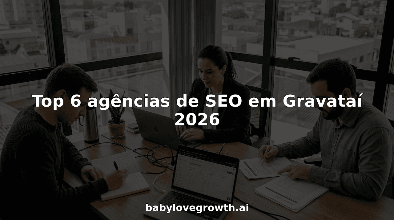 Equipa de SEO a trabalhar em conjunto numa secretária, num escritório movimentado no centro da cidade.